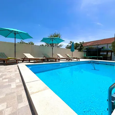 Holiday Mary With Pool * Rupalj