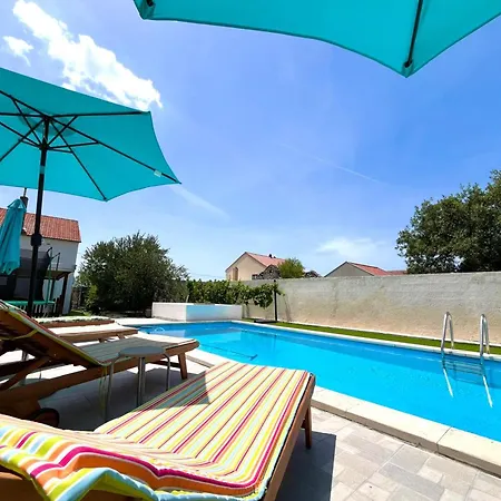 Holiday Mary With Pool Holiday home *