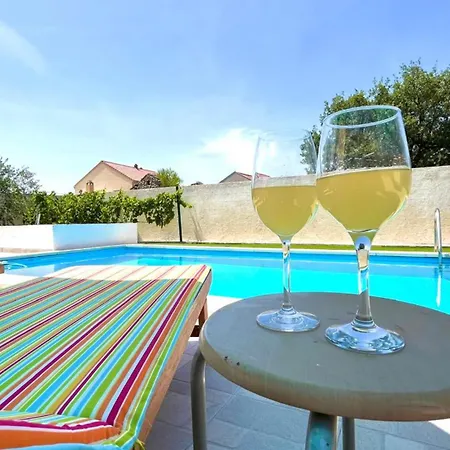 Holiday Mary With Pool Rupalj